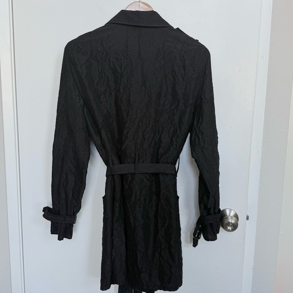 Due Per Due crinkled black trench coat - Picture 6 of 8
